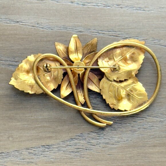 Vintage Gold Tone Metal Floral Leaf Brooch Pin Red Stone Statement Curved - Picture 2 of 9